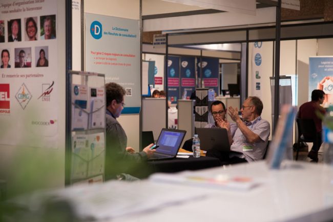 Exposants échangeant à propos de la conférence CNGE